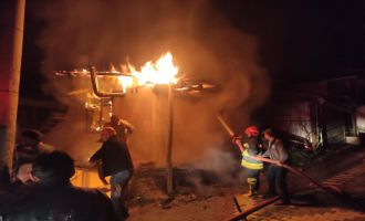 Yanan evden vatandaşların kurtardığı yaşlı adam hastaneye kaldırıldı