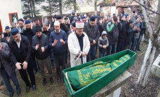 Yanan evinin önünde kedisine sarıldığı fotoğrafla tanınan Ali Meşe son yolculuğuna uğurlandı