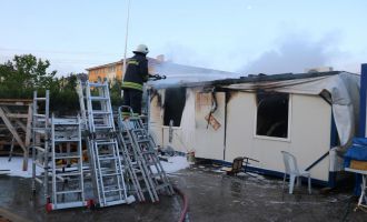 Yanan konteynerin bitişiğinde kalan işçiler ölümden döndü