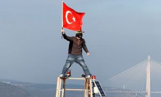 Yangın faciasında hayatını kaybedenler için 150 metre yükseğe tırmanıp Türk bayrağı açtı