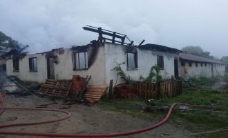 Yangında bir kümes ve bakıcı evi olarak kullanılan yapı kullanılmaz hale geldi