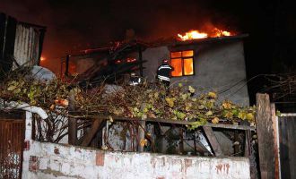 Yangında küle dönen evde 2 kişi dumandan etkilendi