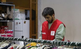 Yardım aracından bir çift mor eldiven almıştı, 24 yıllık vefa borcunu ödedi