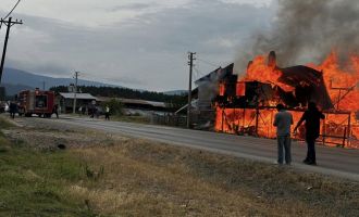 Yayla evi alev alev yandı......