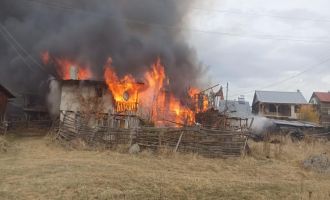 Yaylada ahşap evler alev alev yandı.........