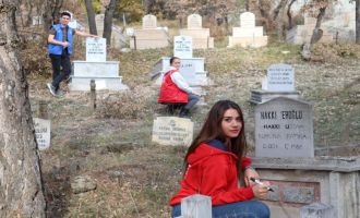 Yazısı kaybolan mezar taşlarını boyadılar