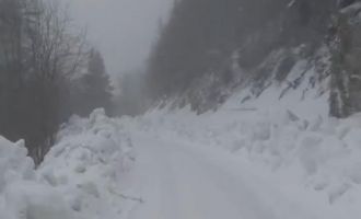 Yedigöller Milli Parkı yolunda kar yağışı etkili oluyor.....