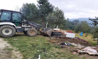 Yedigöller yolu üzerindeki kaçak yapılar yıkıldı