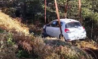 Yedigöller yolunda otomobil, ağaçlık alana uçtu: 2 yaralı