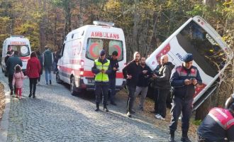 Yedigöller’de tur midibüsü ağaçların üzerine devrildi: 8 yaralı