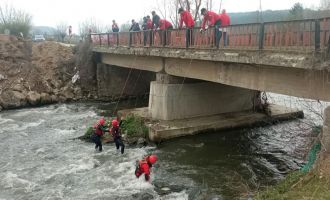 Yeğenini öldüren zanlının silahı Kocasu Çayı'nda aranıyor