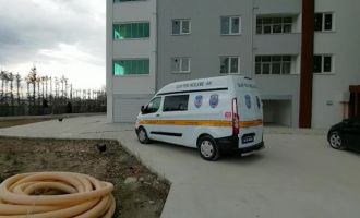 Yengesini bıçakladıktan sonra 3'üncü kattan atladı