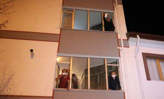 Yeni yıla maskelerini pencerelerden atarak girdiler