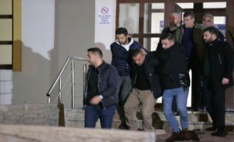 Yenilik Partisi Genel Başkanı Öztürk'ü yaralayan saldırgan Ankara İl Emniyet Müdürlüğü Asayiş Şube Müdürlüğü Cinayet Büro Amirliği ekiplerine teslim edildi