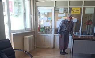 Yerler kirlenmesin diye çamurlu ayakkabılarını çıkardı