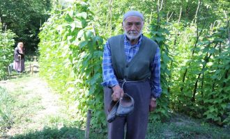 'Yerler kirlenmesin' diyerek çamurlu ayakkabılarını çıkarmıştı, herkesi duygulandırdı