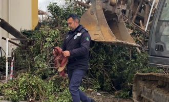 Yıkım sırasında Türk bayrağı hassasiyeti