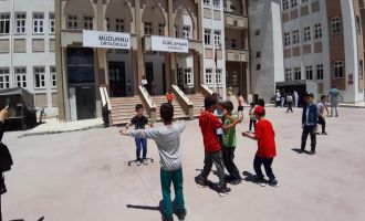 Yıl sonu hayır panayırı düzenlendi, toplanan paralar okula bağışlandı