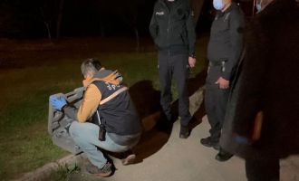 Yol kenarında işçilerin bulduğu çantadan silah ve şarjör çıktı