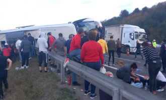 Yolcu otobüsü devrildi: Çok sayıda yaralı var