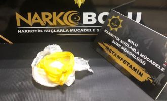 Yolcunun çantasından 45.25 gram uyuşturucu çıktı..