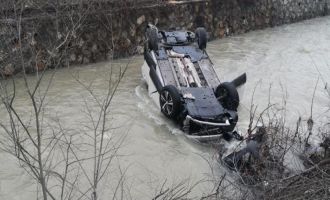 Yoldan çıkan cip dereye uçtu: 4 kişi boğulmak üzereyken kurtarıldı