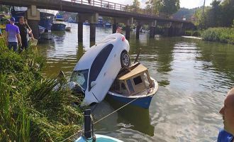 Yoldan çıkan otomobil deredeki teknenin üzerine uçtu