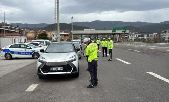Yollarda bayram dönüşü hareketliliği: Polisler tek tek denetledi.....