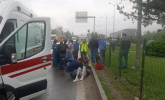 Yolun karşısına geçerken otomobilin çarptığı genç yaralandı