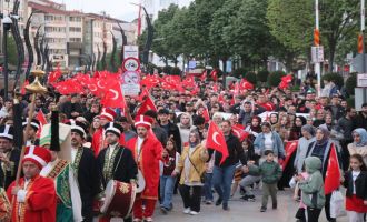 Yüzlerce Bolulu 200 metrelik Türk bayrağı eşliğinde yürüdü