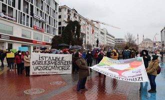 Yüzlerce Kadın hükümeti protesto etti 