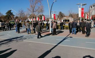 Yüzlerce köylü yıkımların durdurulması talebiyle valilik önünde toplandı 