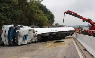 Zift yüklü tanker 4 saat süren çalışmanın ardından kaldırıldı