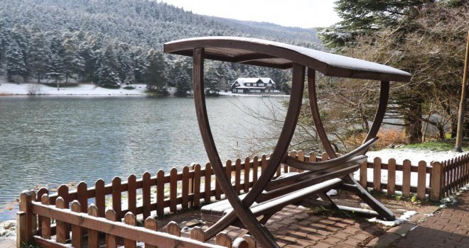 Tabiat parkında yeşil alanlar beyaz örtüyle kaplandı