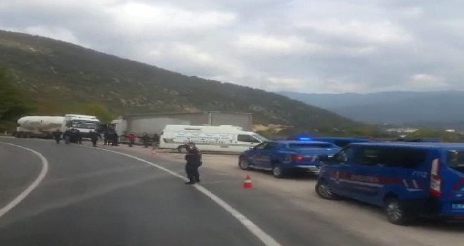 Tamir ettiği tırın altında kalan sürücü hayatını kaybetti