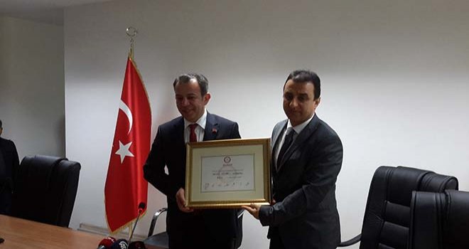 Tanju Özcan  mazbatasını aldı