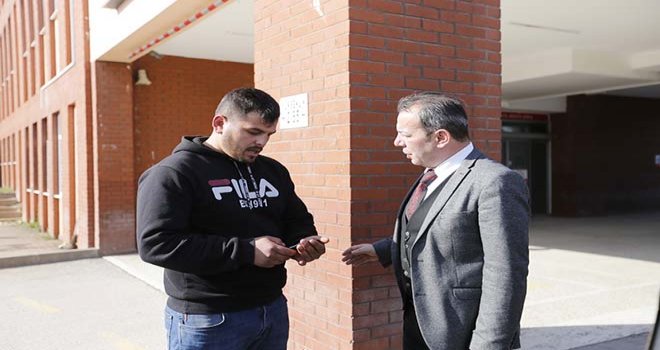 TANJU ÖZCAN GÖÇMENLERİN BIÇAKLADIĞI GÜRKAN GÜLER'İ ZİYARET ETTİ