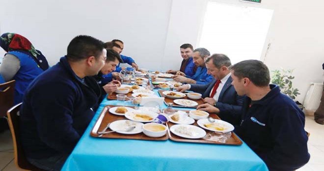 TANJU ÖZCAN İŞÇİLERLE BİRLİKTE YEMEK YEDİ