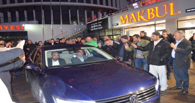 Tanju Özcan umre yolculuğuna dualarla uğurlandı