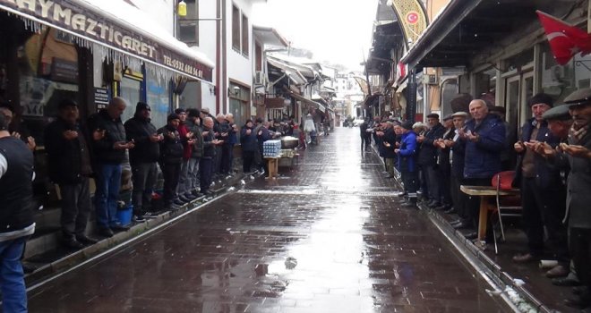 Tarihi ilçede kar yağışına rağmen esnaf geleneği bozmadı......