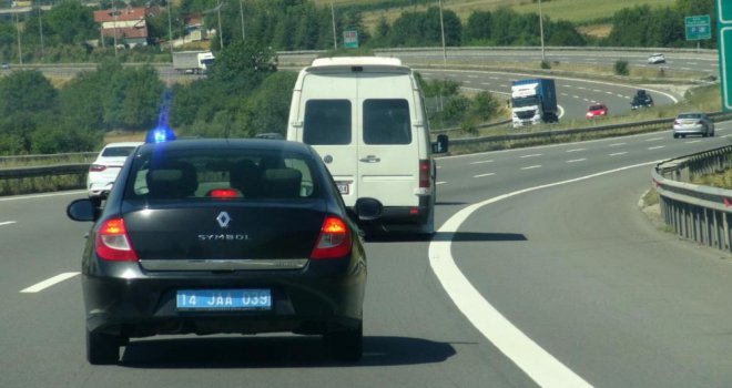 Tarım işçiliği için Sakarya’ya giden 13 sığınmacı minibüsün lastiği patlayınca yakalandı