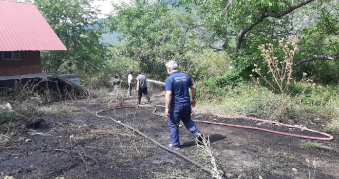Tarlada çıkan yangın, eve ve ormana sıçramadan söndürüldü