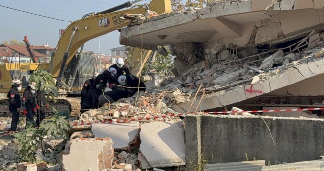 Tatbikat gereği enkazdan canlı çıkartıldı...