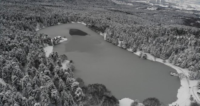 Tatilciler beyaza bürünen Gölcük’e hayran kaldı
