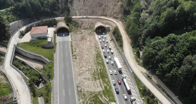 Tatilciler Bolu Dağı'nda kilometrelerce araç kuyruğu oluşturdu