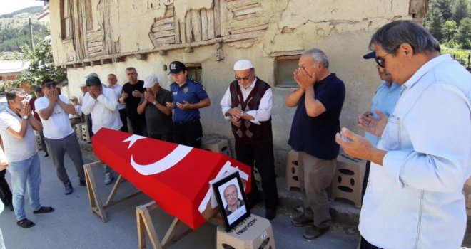 Tatilde kalp krizi geçiren emekli emniyet müdürü son yolculuğuna uğurlandı