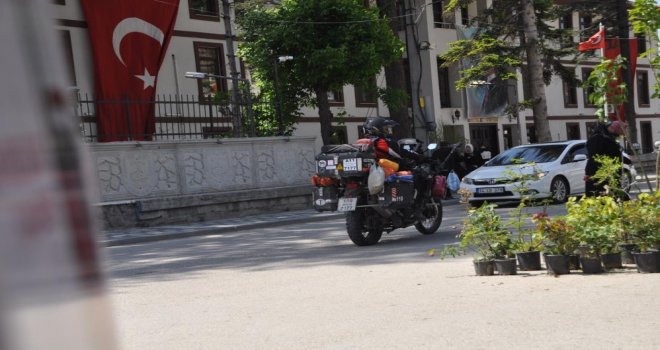 Taylandlı turist Türkiye’yi motosikletiyle şehir şehir geziyor