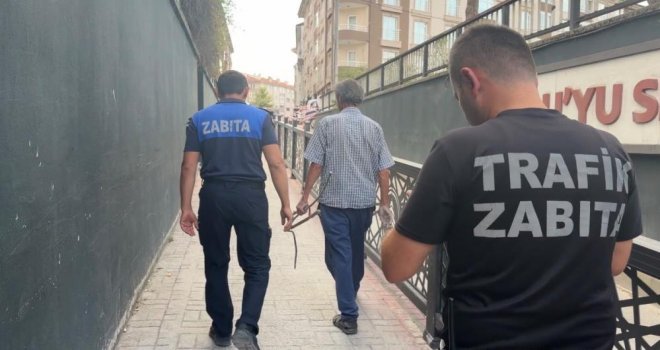 Tehlikeye aldırış etmedi: Çöken alt geçide girip testereyle demir kesti
