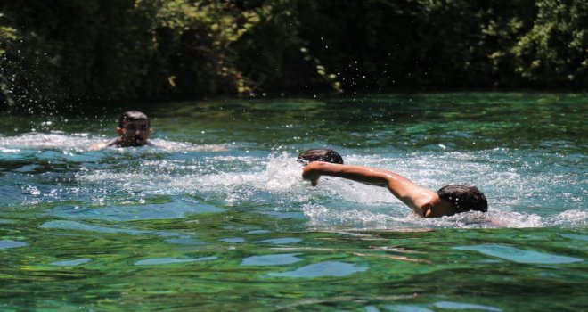 Tehlikeye rağmen serinlemek için elektrik akımının bulunduğu gölette yüzdüler.....