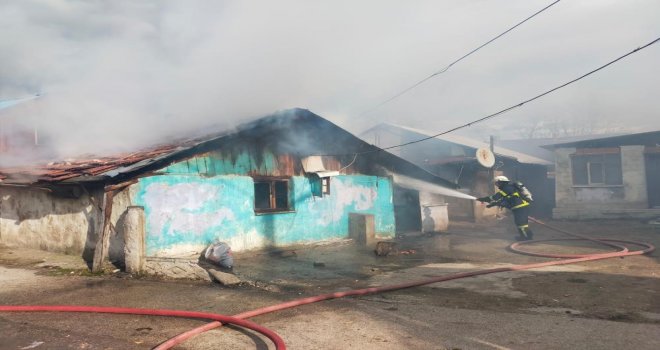 Tek katlı ev alevlere teslim oldu.....